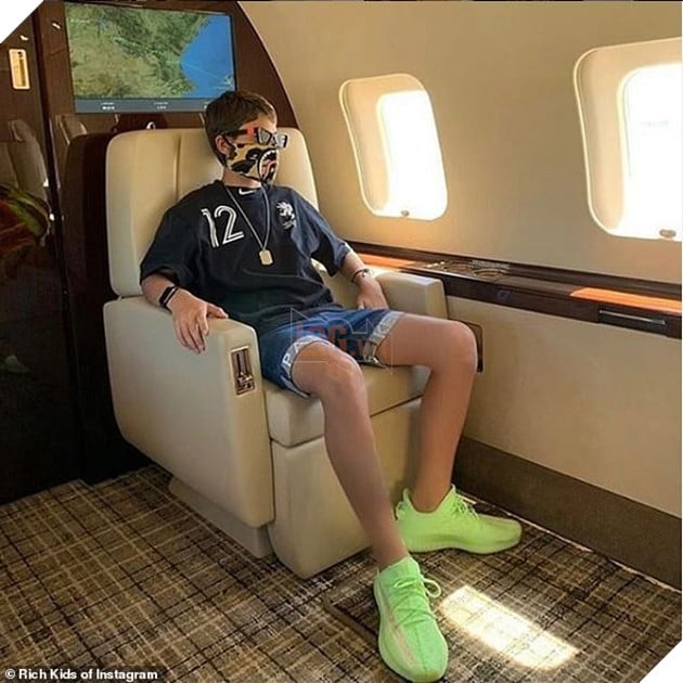 Cuộc sống sang chảnh của Rich Kid thế giới giữa mùa dịch: siêu xe, chuyên cơ riêng, khẩu trang hàng hiệu - Ảnh 2.