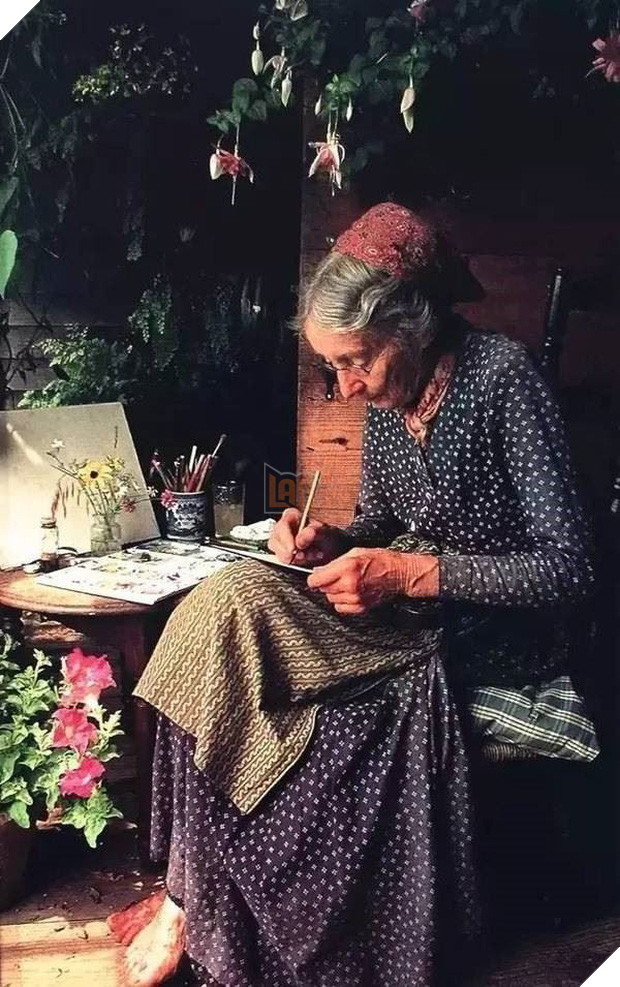 Ngôi nhà cổ tích có thật của bà cụ 92 tuổi khiến ai ai cũng phải trầm trồ, ước mơ - Ảnh 4.