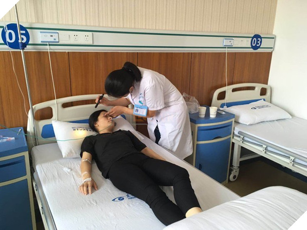 Hạn chế ra đường vì đại dịch, cô gái 21 tuổi bị mù vì dành hầu hết thời gian để chơi game