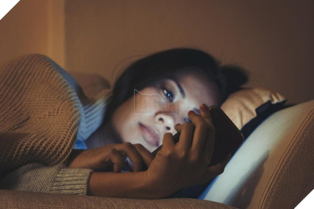 Hạn chế ra đường vì đại dịch, cô gái 21 tuổi bị mù vì dành hầu hết thời gian để chơi game 2