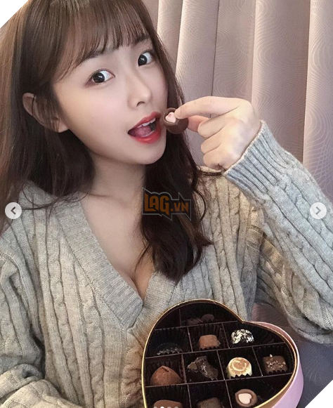 Thấy lượng người xem sụt giảm, cô nàng streamer mặc áo mỏng tang, nhìn xuyên thấu lên sóng nhưng lại ăn cả rổ gạch đá từ dân mạng - Ảnh 5.