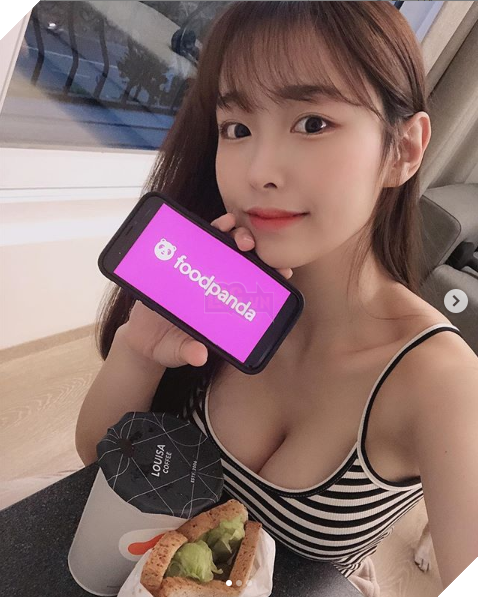 Thấy lượng người xem sụt giảm, cô nàng streamer mặc áo mỏng tang, nhìn xuyên thấu lên sóng nhưng lại ăn cả rổ gạch đá từ dân mạng - Ảnh 6.