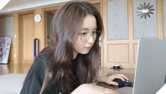 Tạm dừng diễn xuất chuyển sang làm vlog, cô nàng Youtuber khiến fan trầm trồ vì quá xinh và nghĩa cử cao đẹp - Ảnh 2.