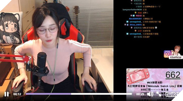 Không mặc hở nhưng vẫn chiêu trò để cố ý khoe vòng một trên sóng, nữ streamer nhận cả rổ gạch đá từ phía người xem - Ảnh 3.