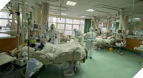 Đem đại dịch ra làm thử thách Licking toilet , một người Anh dương tính với Covid-19 3