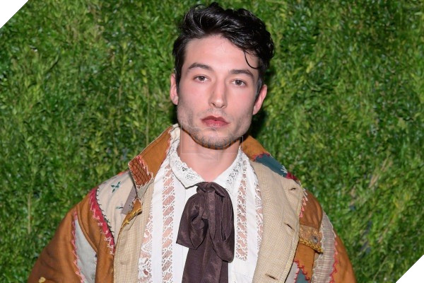 Cực sốc trước thông tin siêu anh hùng The Flash bị cáo buộc bạo hành fan nữ? 2