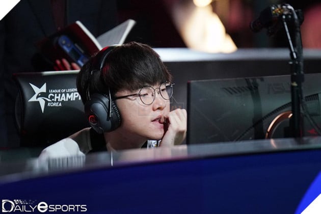 Dùng chiêu cuối Azir chặn Sứ Giả Khe Nứt trong vô vọng, Faker bị cộng đồng game thủ troll sấp mặt - Ảnh 3.