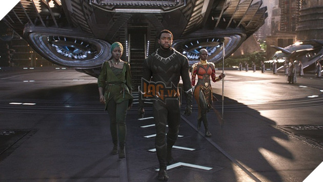 Fan hú hồn với loạt ảnh cách ly COVID-19 khác lạ của Black Panther nhà Marvel 2