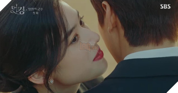 Tập 1 Quân Vương Bất Diệt mở màn bằng chiêu trò Lee Min Ho thả thính nữ thủ tướng, làm màu trước truyền thông? - Ảnh 1.