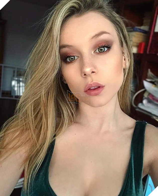 Mỹ nhân của bom tấn 18+ Netflix vừa soán ngôi nữ hoàng Instagram từ bạn gái Ronaldo là ai?  9