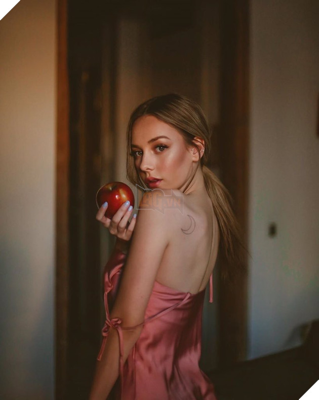 Mỹ nhân của bom tấn 18+ Netflix vừa soán ngôi nữ hoàng Instagram từ bạn gái Ronaldo là ai?  6