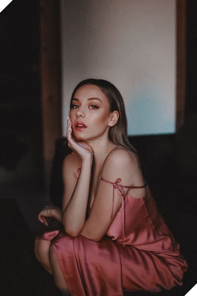 Mỹ nhân của bom tấn 18+ Netflix vừa soán ngôi nữ hoàng Instagram từ bạn gái Ronaldo là ai?  4