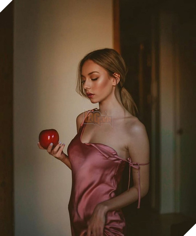 Mỹ nhân của bom tấn 18+ Netflix vừa soán ngôi nữ hoàng Instagram từ bạn gái Ronaldo là ai?  7