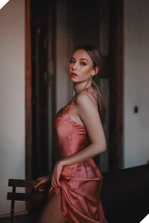 Mỹ nhân của bom tấn 18+ Netflix vừa soán ngôi nữ hoàng Instagram từ bạn gái Ronaldo là ai?  5