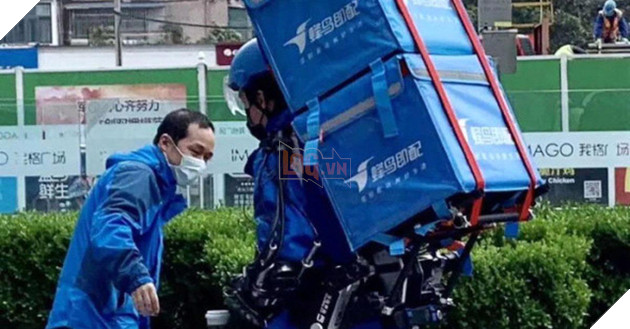  Xuất hiện anh chàng shipper như bước từ trong Death Stranding ra đời thực - Ảnh 1.