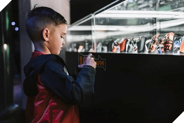 Được mệnh danh là Shroud phiên bản thứ 2 , cậu bé 5 tuổi có thể cân cả thế giới trong CoD Warzone 2