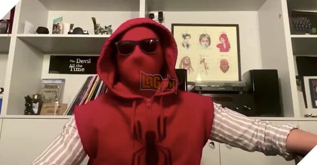 Giữa dịch COVID-19, Nhện nhọ Tom Holland mua vui cho fan bằng bộ đồ hóa trang Người Nhện độc lạ 2