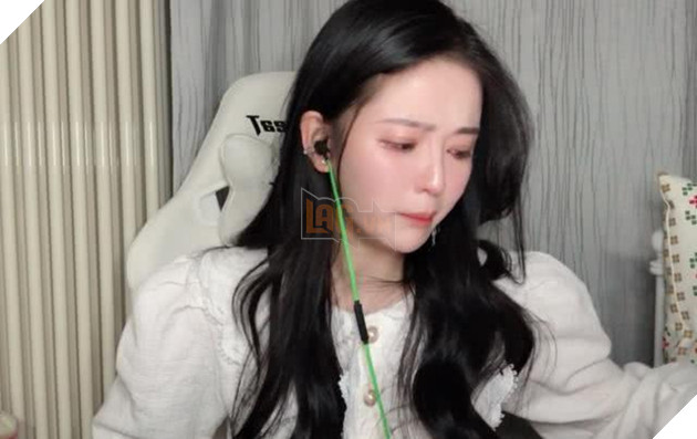 Nữ streamer xinh đẹp là diễn viên nổi tiếng, bật khóc ngay trên sóng khiến người xem ngỡ ngàng và thương cảm - Ảnh 5.