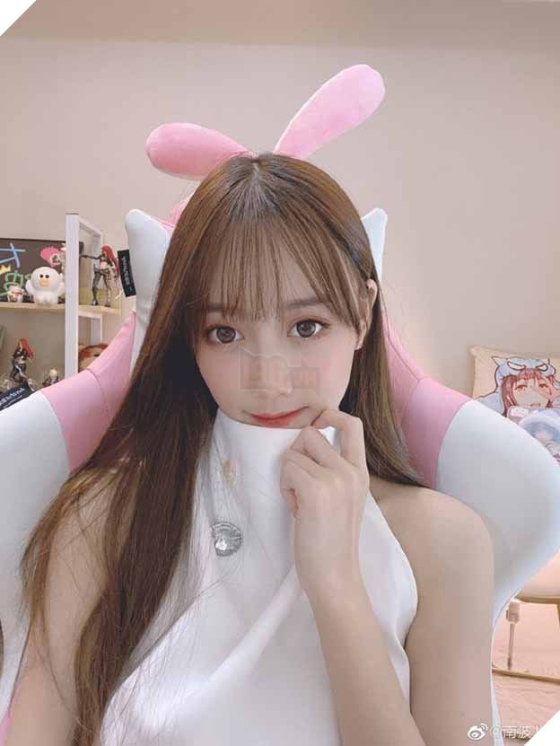 Nữ streamer xinh đẹp bị khoá kênh ngay lập tức sau khi đội đồ lót lên đầu để thu hút người xem 2