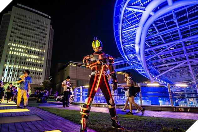 Lác mắt trước độ chịu chơi của cosplayer khi hóa thân thành Kamen Rider Faiz - Ảnh 17.