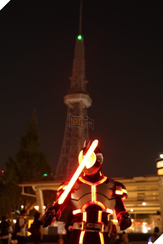 Lác mắt trước độ chịu chơi của cosplayer khi hóa thân thành Kamen Rider Faiz - Ảnh 14.