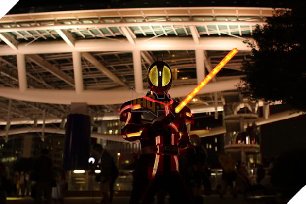 Lác mắt trước độ chịu chơi của cosplayer khi hóa thân thành Kamen Rider Faiz - Ảnh 2.