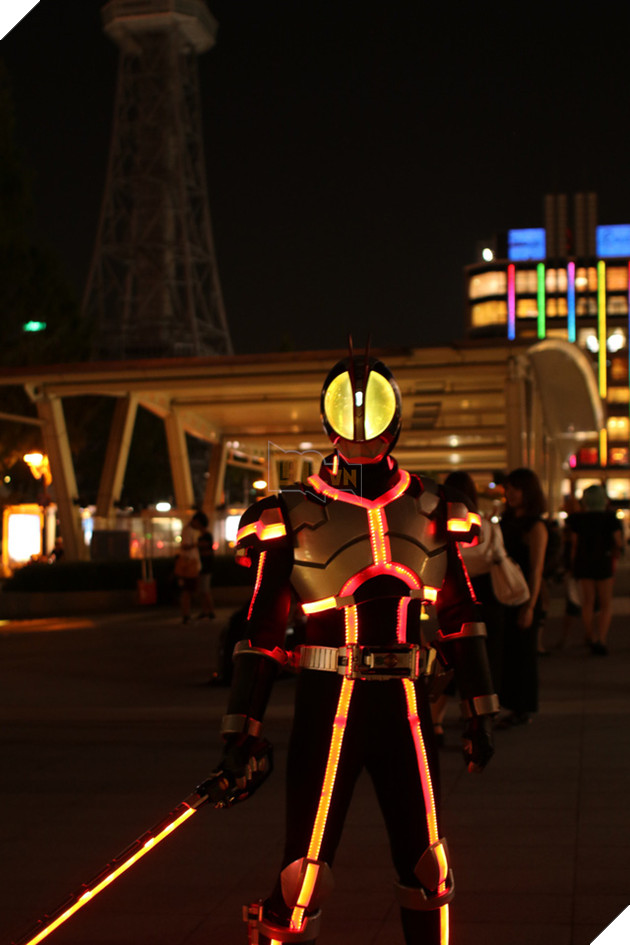 Lác mắt trước độ chịu chơi của cosplayer khi hóa thân thành Kamen Rider Faiz - Ảnh 15.