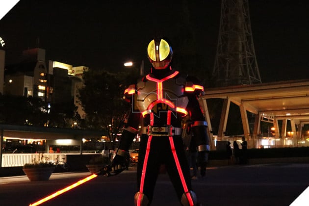 Lác mắt trước độ chịu chơi của cosplayer khi hóa thân thành Kamen Rider Faiz - Ảnh 1.