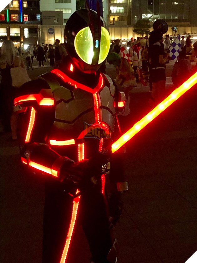 Lác mắt trước độ chịu chơi của cosplayer khi hóa thân thành Kamen Rider Faiz - Ảnh 12.