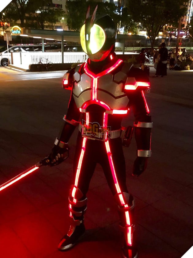 Lác mắt trước độ chịu chơi của cosplayer khi hóa thân thành Kamen Rider Faiz - Ảnh 11.