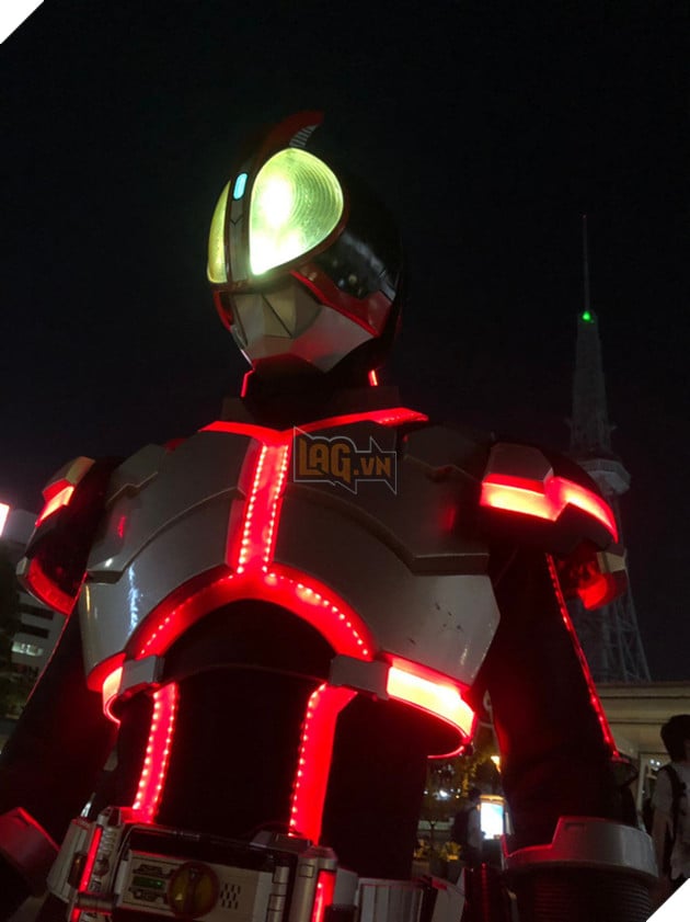 Lác mắt trước độ chịu chơi của cosplayer khi hóa thân thành Kamen Rider Faiz - Ảnh 10.