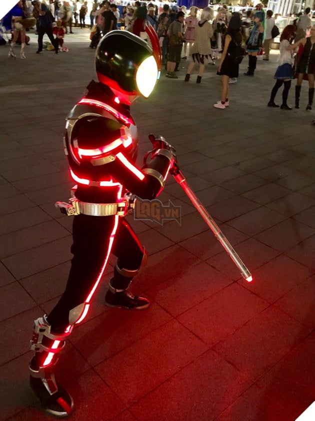 Lác mắt trước độ chịu chơi của cosplayer khi hóa thân thành Kamen Rider Faiz - Ảnh 9.