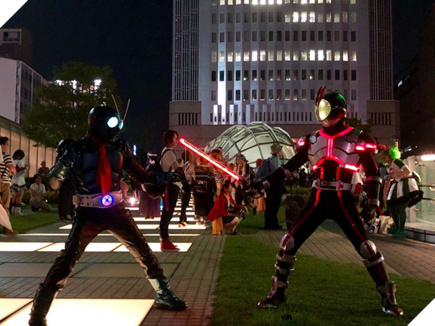 Lác mắt trước độ chịu chơi của cosplayer khi hóa thân thành Kamen Rider Faiz - Ảnh 23.
