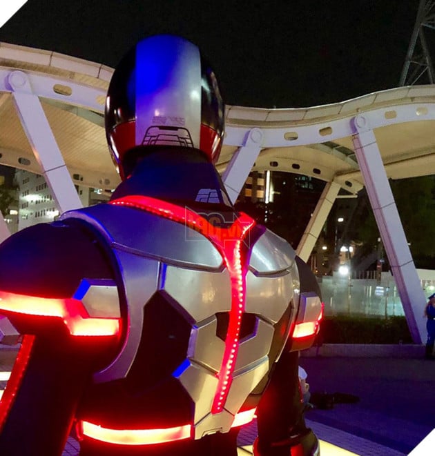 Lác mắt trước độ chịu chơi của cosplayer khi hóa thân thành Kamen Rider Faiz - Ảnh 13.