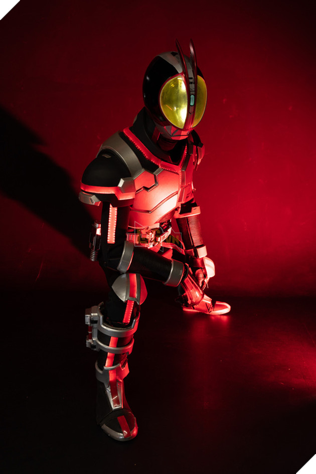 Lác mắt trước độ chịu chơi của cosplayer khi hóa thân thành Kamen Rider Faiz - Ảnh 6.