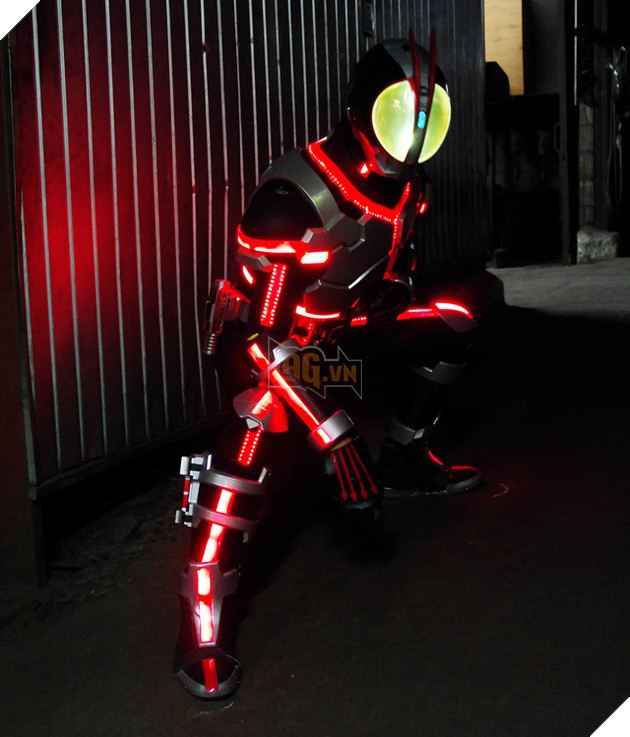 Lác mắt trước độ chịu chơi của cosplayer khi hóa thân thành Kamen Rider Faiz - Ảnh 4.