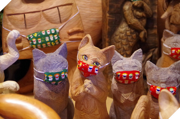 Ngôi đền đặc biệt ở Nhật Bản được mệnh danh là Đền Mèo, trụ trì tự tay làm khẩu trang cho hàng trăm chú mèo gỗ từ tã lót trẻ em - Ảnh 2.