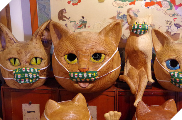 Ngôi đền đặc biệt ở Nhật Bản được mệnh danh là Đền Mèo, trụ trì tự tay làm khẩu trang cho hàng trăm chú mèo gỗ từ tã lót trẻ em - Ảnh 3.