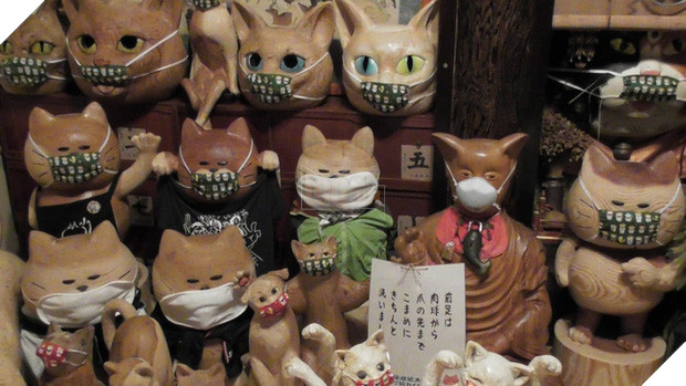 Ngôi đền đặc biệt ở Nhật Bản được mệnh danh là Đền Mèo, trụ trì tự tay làm khẩu trang cho hàng trăm chú mèo gỗ từ tã lót trẻ em - Ảnh 5.