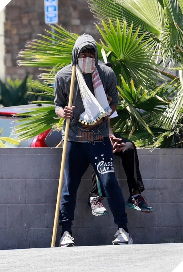 Hết xuống ký, Black Panther còn khiến fan hoảng loạn khi chống gậy đi lại mùa cách ly COVID-19 2