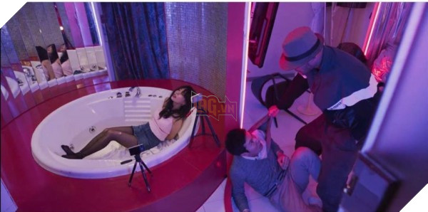 Review Extracurricular: Tựa phim 18+ hé lộ góc khuất về thế giới mại dâm đang phá đảo Netflix  5