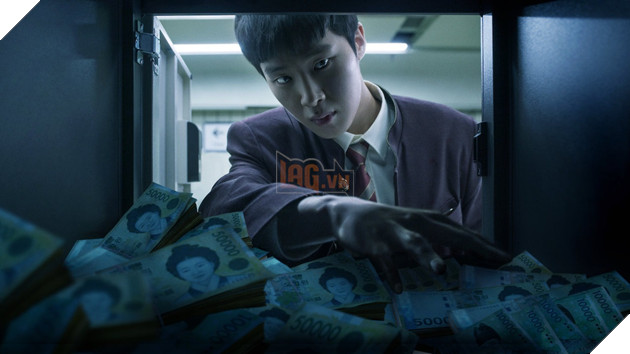 Review Extracurricular: Tựa phim 18+ hé lộ góc khuất về thế giới mại dâm đang phá đảo Netflix  2