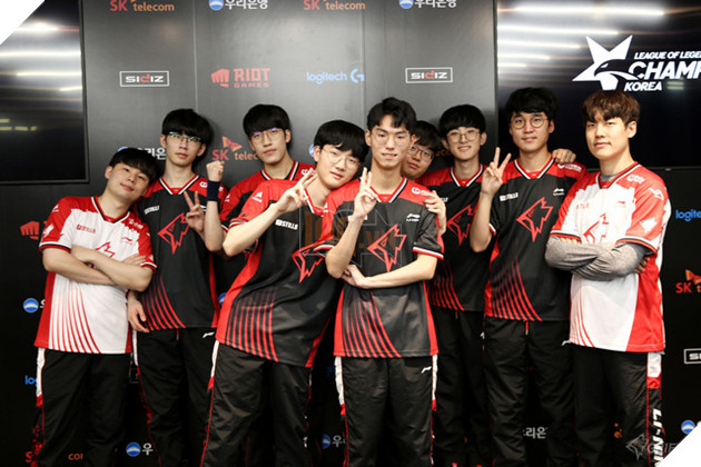 Đường đường siêu sao tầm cỡ lại phải xuống hạng, Riot bất ngờ ra tay giải cứu Tarzan, Viper khỏi con tàu đắm Griffin - Ảnh 1.