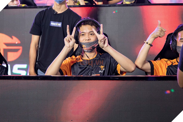 Chung kết Free Fire Đấu trường Sinh tồn mùa Xuân 2020: Nhà vua ngã ngựa , hào quang gọi tên V - Gaming 6