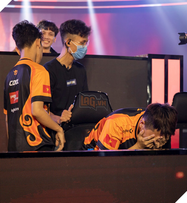 Chung kết Free Fire Đấu trường Sinh tồn mùa Xuân 2020: Nhà vua ngã ngựa , hào quang gọi tên V - Gaming 13