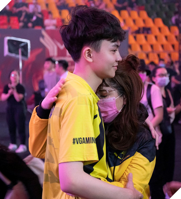 Chung kết Free Fire Đấu trường Sinh tồn mùa Xuân 2020: Nhà vua ngã ngựa , hào quang gọi tên V - Gaming 18