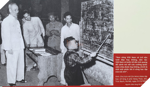 Người dân rưng rưng xem hình ảnh, tư liệu về Bác Hồ - Ảnh 5.