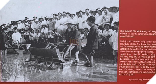 Người dân rưng rưng xem hình ảnh, tư liệu về Bác Hồ - Ảnh 6.