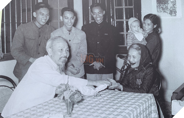 Người dân rưng rưng xem hình ảnh, tư liệu về Bác Hồ - Ảnh 7.