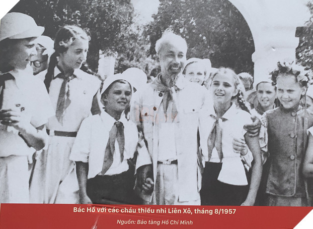 Người dân rưng rưng xem hình ảnh, tư liệu về Bác Hồ - Ảnh 8.